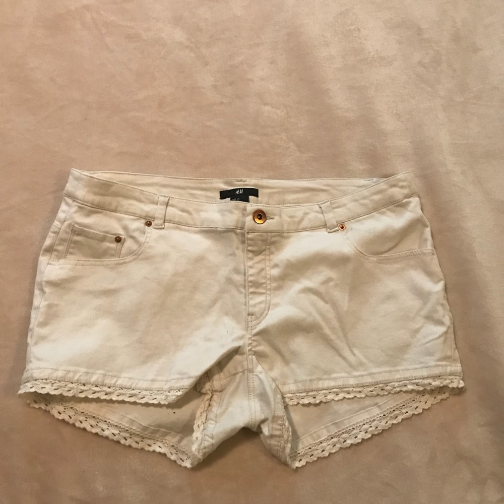 •WHITE H&M SHORTS•